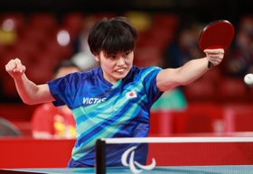 卓球女子シングルス（立位８）予選　中国の選手に懸命に食らいつく友野有理＝東京体育館（撮影・吉田敦史）