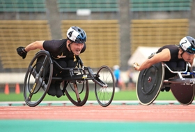 陸上の兵庫選手権男子１００メートル（車いすＴ５２）で１６秒７５をマークした大矢勇気（左）。アジア新記録の快走だった＝７月１０日、神戸市須磨区のユニバー記念競技場（撮影・吉田敦史）