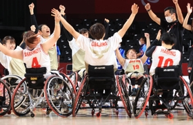 車いすバスケットボール女子１次リーグ・日本-英国　２連勝を飾り、喜ぶ北間優衣（１９）ら日本チーム＝武蔵野の森総合スポーツプラザ（撮影・吉田敦史）