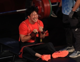 パワーリフティング男子５９キロ級　２回目の試技で自己最高の１４５キロに成功し、拳を握りしめて破顔する光瀬智洋＝東京国際フォーラム（撮影・吉田敦史）
