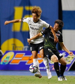 大分・坂（右）と競り合う神戸・大迫＝25日、昭和電工ドーム大分