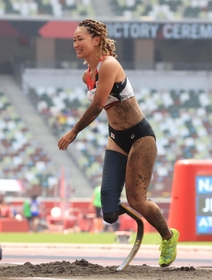 陸上女子走り幅跳び（Ｔ６４）決勝　踏み切りに失敗し、苦笑いする中西麻耶＝２８日午前、国立競技場（撮影・吉田敦史）