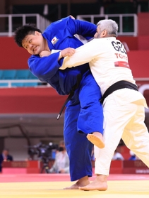 柔道男子１００キロ超級２回戦　ジョージアのチコイゼ（右）を攻める正木健人＝２９日、日本武道館（撮影・吉田敦史）