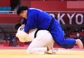 柔道男子１００キロ超級敗者復活戦　キューバのヨルダニ・フェルナンデス・サストレに一本背負いで合わせ一本を奪われる正木健人＝２９日、日本武道館（撮影・吉田敦史）