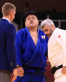 柔道男子１００キロ超級準々決勝　ジョージアのレバス・チコイゼ（右）に敗れ、ぼうぜんとする正木健人＝２９日、日本武道館（撮影・吉田敦史）