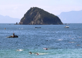 西島沖を泳ぐ選手たち