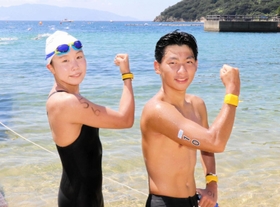 日本選手権トライアル５キロの男子を制した岡謙佑（右）と女子優勝の古賀千尋