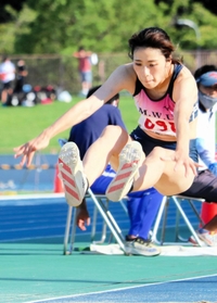 女子三段跳び決勝　１２メートル９４の大会新記録で優勝した武庫川女大の船田茜理