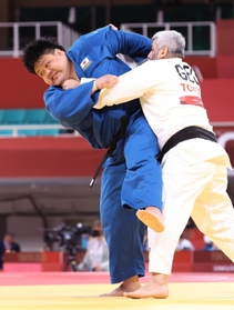 柔道男子１００キロ超級２回戦で、ジョージアのチコイゼ（右）を攻める正木健人＝２９日午後、日本武道館（撮影・吉田敦史）