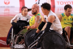車いすラグビー３位決定戦・豪州-日本　相手の動きを封じる倉橋香衣（左端）＝撮影・吉田敦史