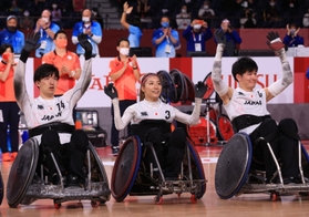 車いすラグビーで２大会連続銅メダルに輝き、スタンドの歓声に応える日本の倉橋香衣（中央）ら（撮影・吉田敦史）