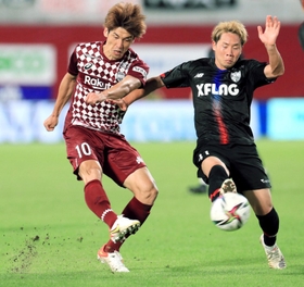 神戸移籍後、初の代表戦に臨む大迫（左）