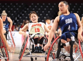 車いすバスケットボール女子１次リーグの英国戦で懸命にコートを駆ける北間優衣（中央）＝２６日、東京都調布市、武蔵野の森総合スポーツプラザ（撮影・吉田敦史）