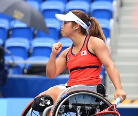 女子シングルス準決勝進出を決め、ガッツポーズする上地結衣＝３１日午後、有明テニスの森センターコート（撮影・吉田敦史）
