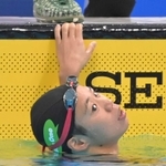 女子２００メートル背泳ぎ　決勝のレースを終え、掲示板を確認する小西杏奈＝東京アクアティクスセンター（撮影・高部洋祐）