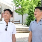 陸上男子１６００メートルリレーの日本代表を支える山村貴彦さん（左）と小坂田淳さん＝大阪市東住吉区、長居公園（撮影・中西幸大）