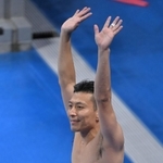 男子板飛び込み決勝　最終演技を終え、観客席に向かって手を上げる寺内健（撮影・高部洋祐）