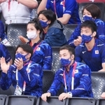 柔道混合団体決勝の様子をスタンドで見守る阿部一二三（前列左）や阿部詩（中央左）ら＝７月３１日、日本武道館（撮影・堀内翔）