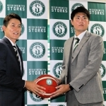 入団会見に臨んだＢ２西宮の川村（左）と中西＝西宮市大学交流センター