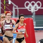 陸上女子１５００メートルで決勝進出を決めた田中希実（手前）＝４日、国立競技場