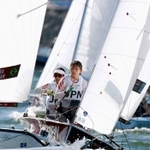 女子４７０級　メダルレースで艇を操る吉田愛（左）、吉岡美帆組