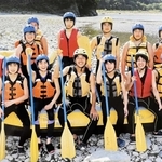 修学旅行で笑顔を見せる堂安律（中央）＝尼崎市立小田南中の卒業アルバムより