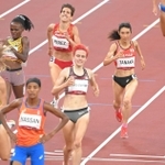 女子１５００メートル決勝　８位でゴールする田中希実（右）＝国立競技場（撮影・高部洋祐）