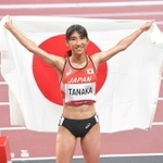 女子１５００メートル決勝　８位入賞し、日の丸を背に笑顔を見せる田中希実＝国立競技場（撮影・高部洋祐）