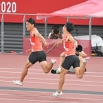 男子４００メートルリレー決勝　１走の多田修平（右）から２走の山県亮太へのバトンパスが失敗となる＝国立競技場（撮影・高部洋祐）