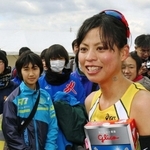 ラストランを終えた小林祐梨子さん（手前右）に視線を送る田中希実（左）。１５００メートルの新旧日本記録保持者となるのは５年後のことだ＝２０１５年２月、加古川市の加古川河川敷
