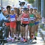 女子マラソン　スタート直後、大通公園沿いを走る前田穂南（中央）＝７日朝、札幌市内（撮影・中西幸大）