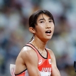 女子１５００メートル決勝　ゴールし電光掲示板を見る田中希実＝６日、国立競技場