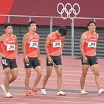 バトンが渡らず途中棄権となり引き揚げる（左から）小池祐貴、桐生祥秀、多田修平、山県亮太＝６日、国立競技場（撮影・高部洋祐）