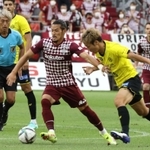 神戸－柏　前半、敵陣に攻め込む神戸の山口蛍（左から２人目）＝ノエビアスタジアム神戸（撮影・小林良多）