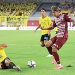 神戸－柏　後半、ゴール前での得点機を阻まれる神戸の小田＝ノエビアスタジアム神戸（撮影・小林良多）