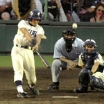 ２１年前の全国高校野球選手権大会３回戦の那覇戦で、２打席連続の三塁打を放つ育英高時代の栗山巧＝２０００年８月１７日、西宮市の甲子園球場