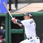 楽天戦で適時二塁打を放つ西武の栗山巧。昨季は自己最多タイの１２本塁打を放ち、今季も４番を担うなど、背番号１の存在はチームに欠かせない＝４月２５日、仙台市の楽天生命パーク宮城