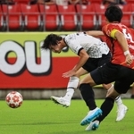 名古屋-神戸　前半、シュートを放つ神戸・中坂（奥）＝豊田スタジアム（撮影・鈴木雅之）