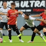 名古屋-神戸　前半、自陣で体を張って守る神戸・山口（右から２人目）＝豊田スタジアム（撮影・鈴木雅之）