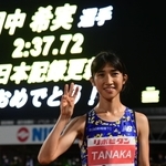 女子１０００メートルで自身３種目目となる日本記録更新を達成し、ポーズを取る田中希実（撮影・中西幸大）