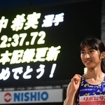 女子１０００メートルで自身３種目目となる日本記録更新を達成し、喜ぶ田中希実