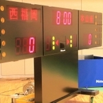 試合開始時刻を過ぎても選手が現れず、ゼロのまま動かないバスケットボール男子準決勝試合会場のスコアボード＝群馬県高崎市、高崎アリーナ