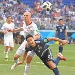Ｗ杯ロシア大会のポーランド戦で相手と競り合う日本代表・岡崎＝２０１８年６月２８日、ロシア・ボルゴグラード（資料写真）