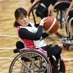昨年１月、車いすバスケットボールの皇后杯日本女子選手権でプレーするカクテルの北間優衣＝神戸市立中央体育館（撮影・辰巳直之）