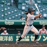 神戸弘陵-高知中央　２回裏、２点適時打を放つ信貴＝甲子園球場（撮影・鈴木雅之）