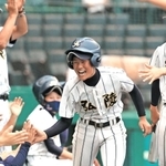 神戸弘陵－高知中央　２回裏神戸弘陵、一挙４点を挙げて盛り上がる神戸弘陵の選手たち＝２３日午後、西宮市の甲子園球場（撮影・鈴木雅之）