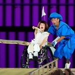 東京パラリンピック開会式のアトラクションの一場面。片翼の飛行機の少女を演じる和合由依さん（左）。公募オーディションで約８００人から選ばれた＝２４日夜、国立競技場