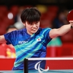 卓球女子シングルス（立位８）予選　中国の選手に懸命に食らいつく友野有理＝東京体育館（撮影・吉田敦史）
