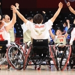 車いすバスケットボール女子１次リーグ・日本-英国　２連勝を飾り、喜ぶ北間優衣（１９）ら日本チーム＝武蔵野の森総合スポーツプラザ（撮影・吉田敦史）