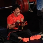 パワーリフティング男子５９キロ級　２回目の試技で自己最高の１４５キロに成功し、拳を握りしめて破顔する光瀬智洋＝東京国際フォーラム（撮影・吉田敦史）